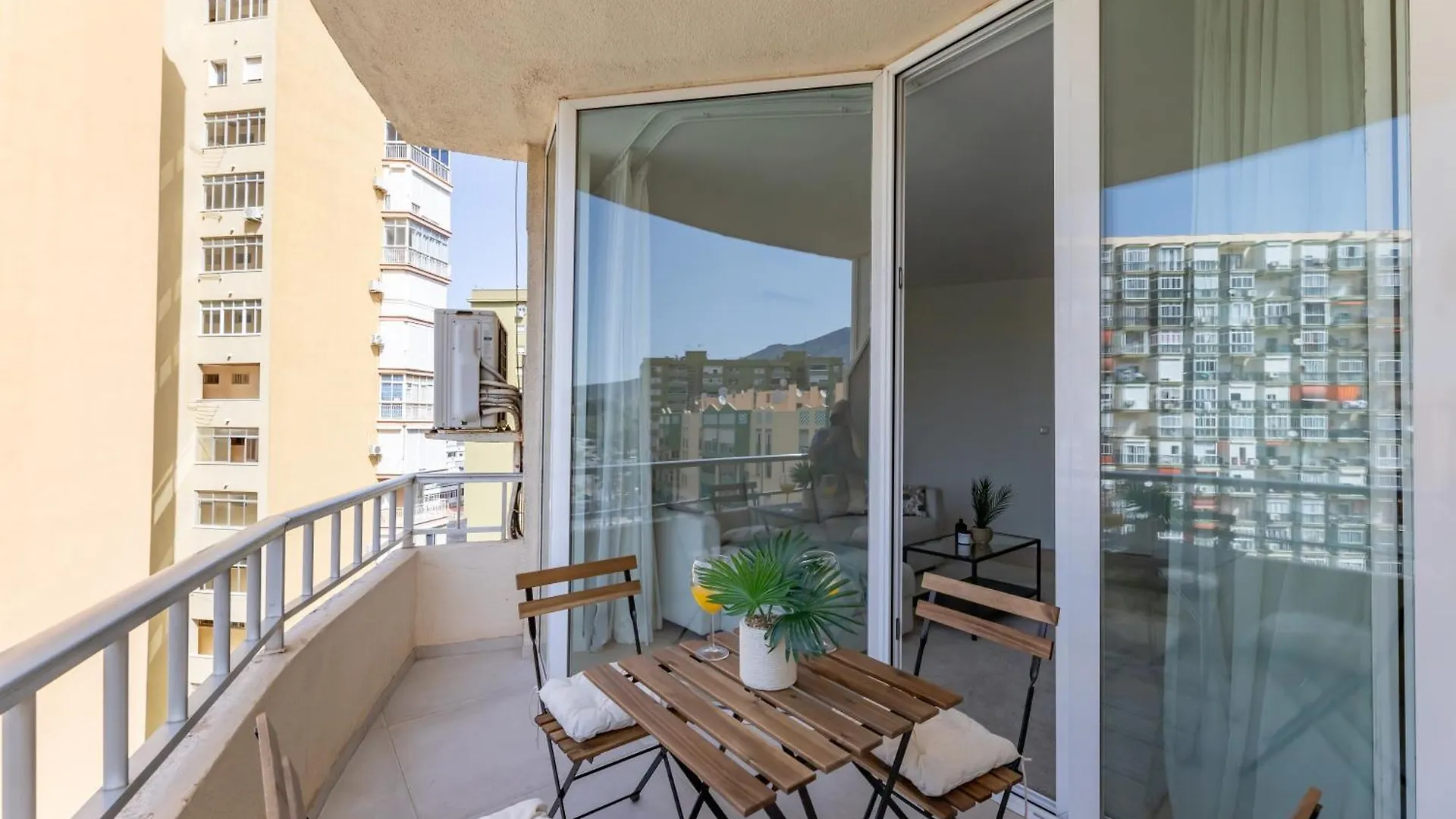 Stylish 2Bd Apt In The Centre 10 Minutes Away From The Beach Торремолинос 0*,
